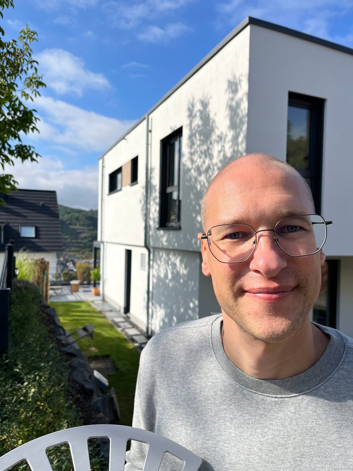 Hausbesitzer präsentiert den Gardenicer Classic Schlauchhalter, passend für die Kemper Frosti Armatur.