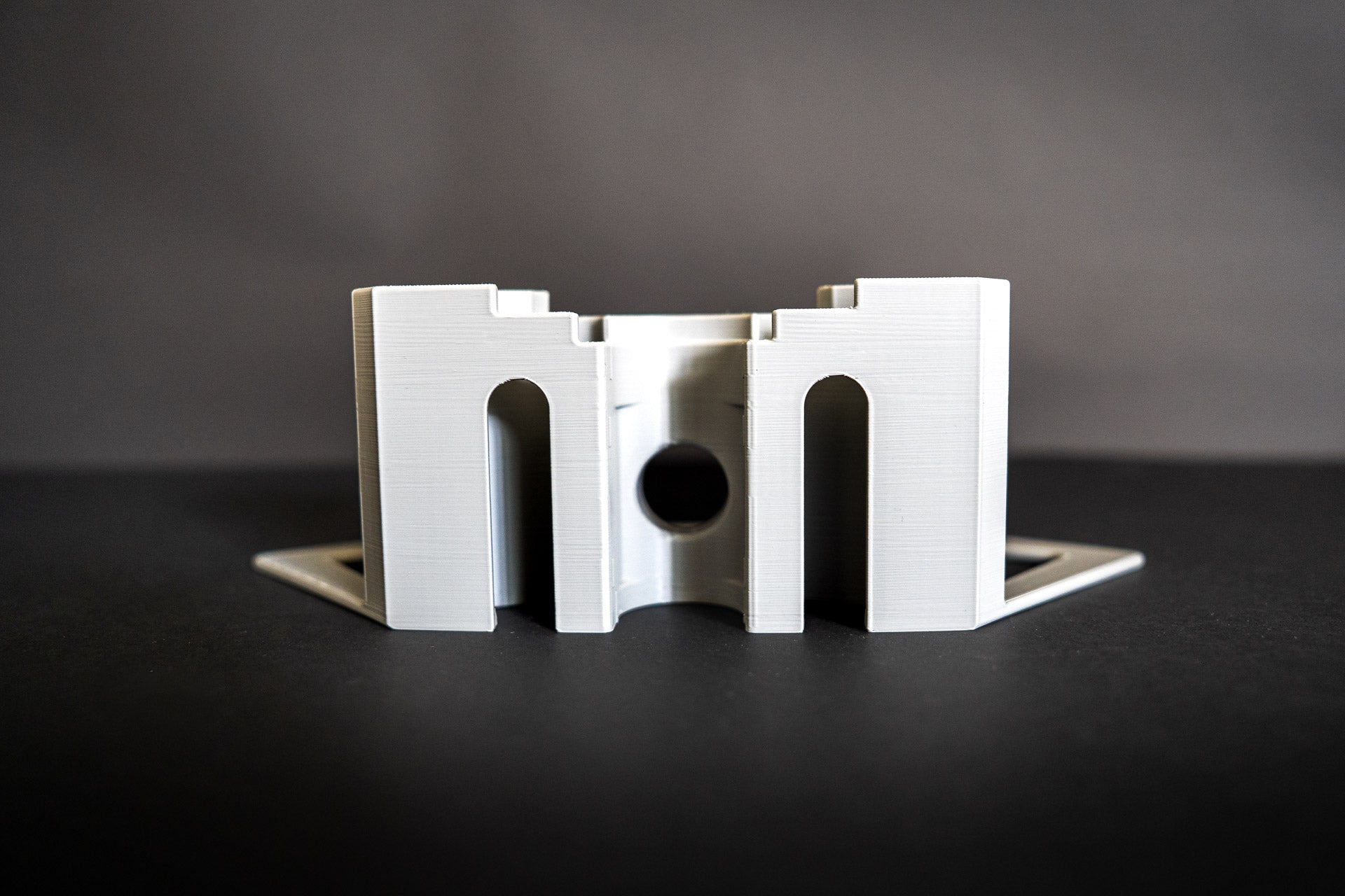 Ansicht von unten: Der Gardenicer Classic Schlauchhalter bietet praktische Aufnahmen für Spritzbrausen und Adapter – die kompatible Kemper Frosti Armatur bleibt für den Wasseranschluss voll zugänglich.