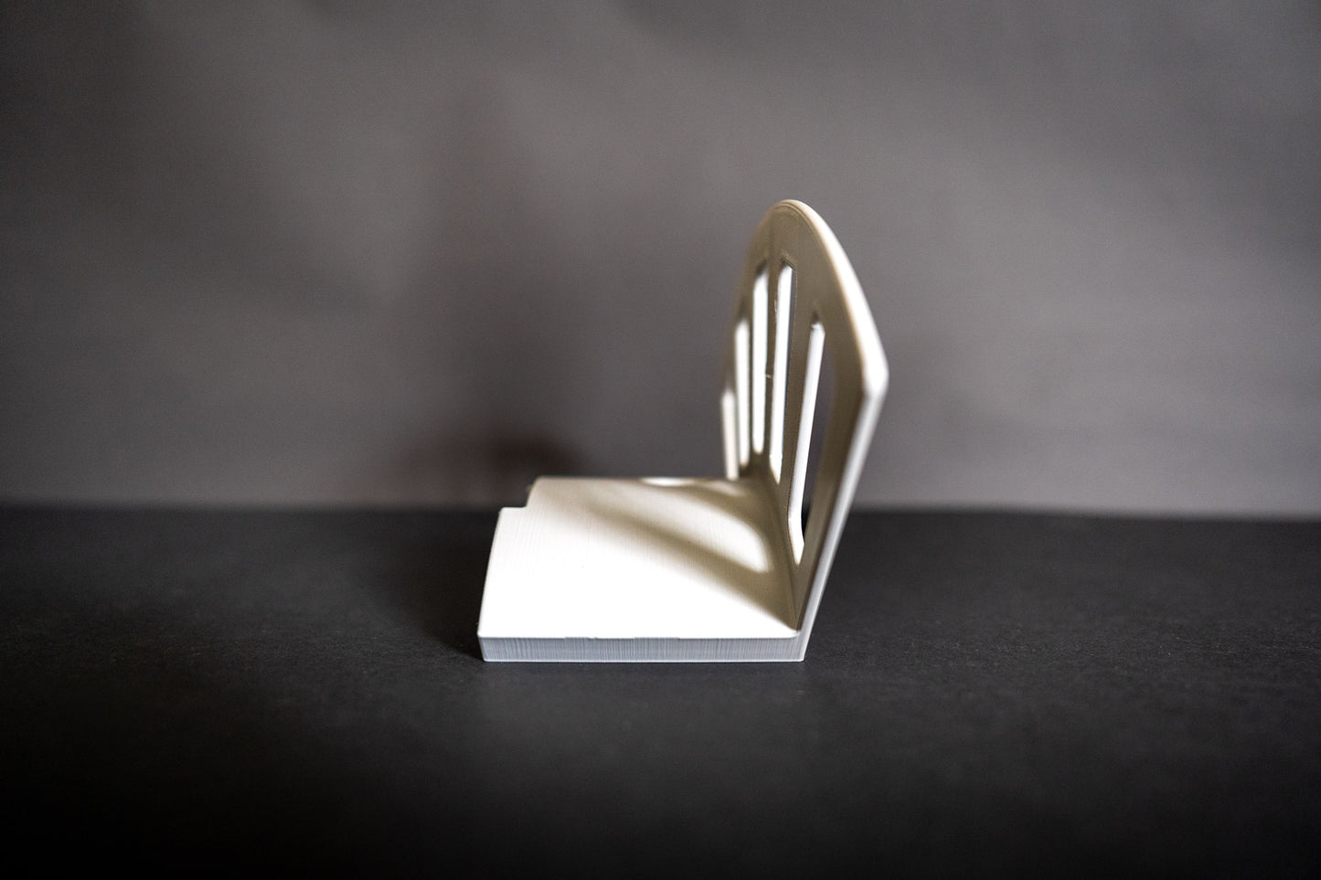 Seitenansicht des Gardenicer Classic: Die kompakte Bauweise sorgt für platzsparende Schlauchaufbewahrung ohne Bohren.